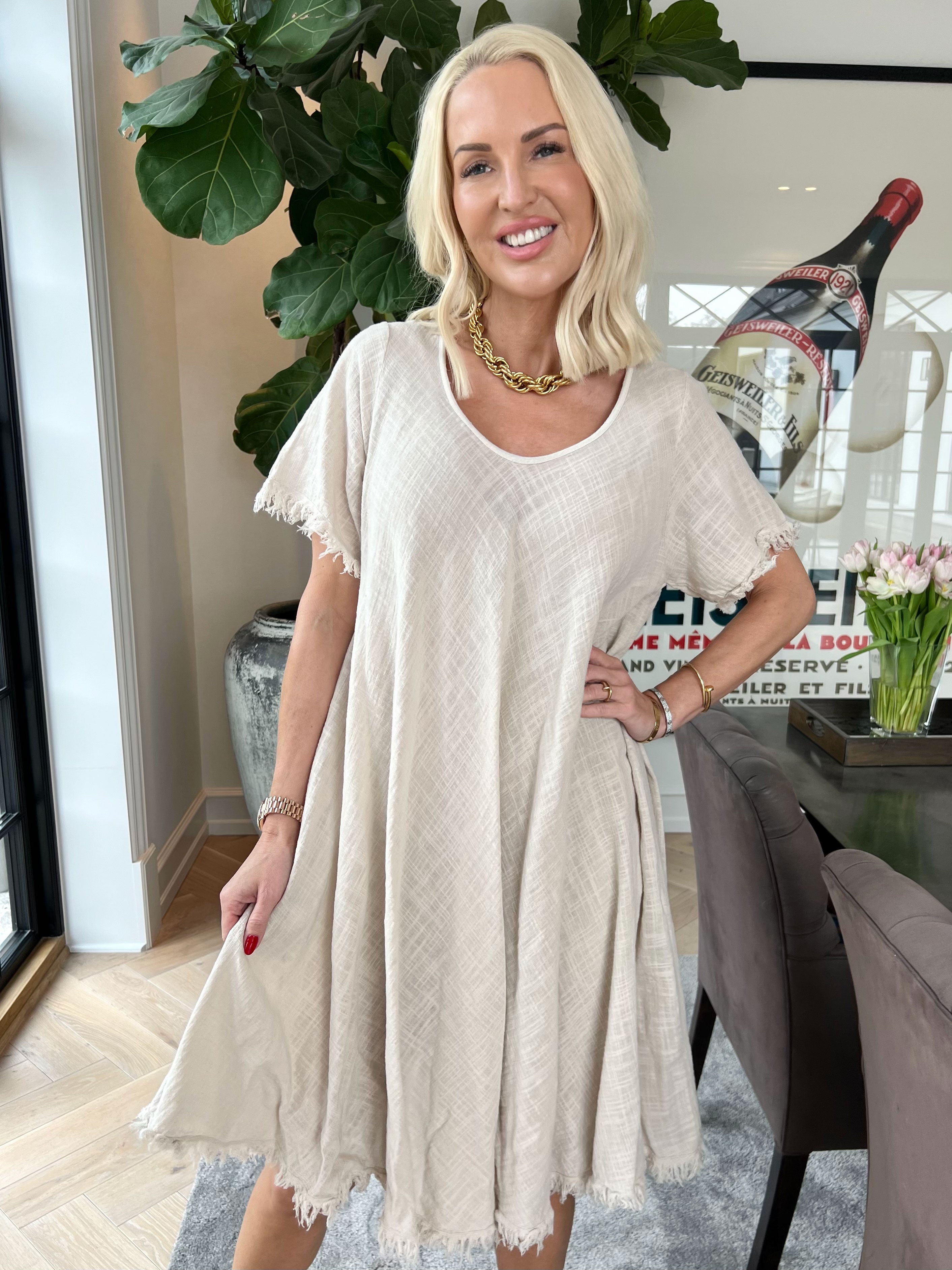 Slone - Sød bomuldskjole i hørlignende stof med frynsekant forneden og ved ærmer